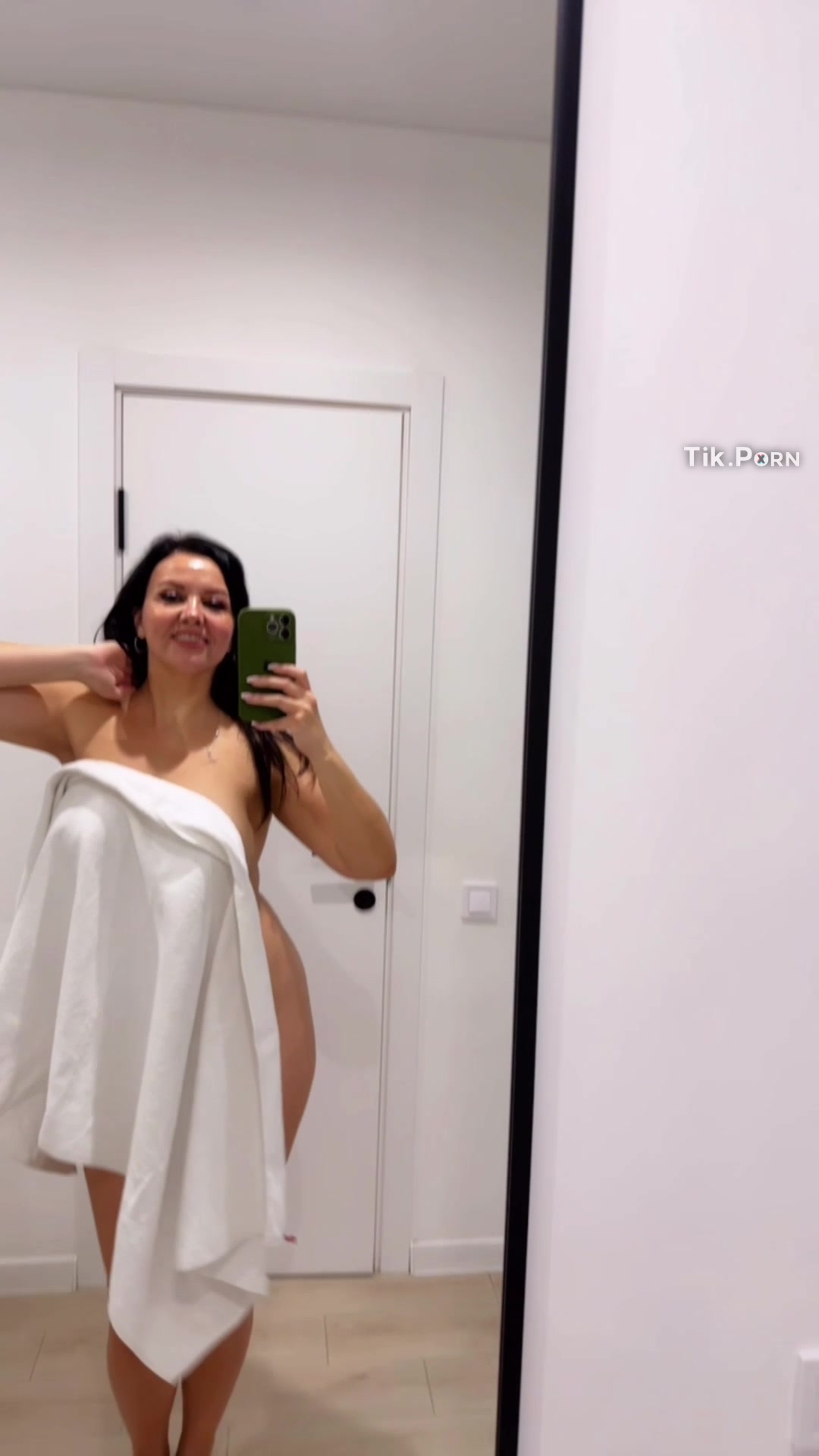 A simple test for breast size🤭 More tests - on my Onlyfans page💋 | Tik.Porn (1)