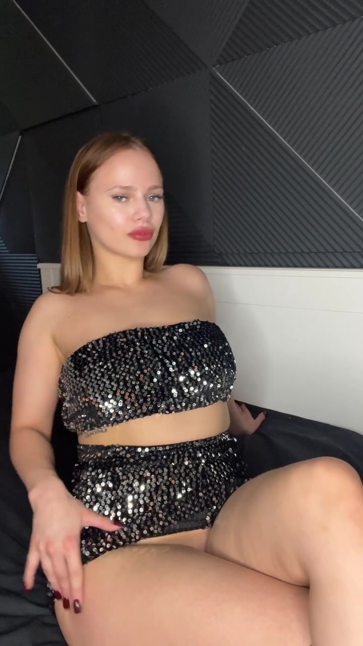 My eyes are saying "come closer" 👀💞 #Blonde #Solo #Sexy #Upskirt #Boob Grab