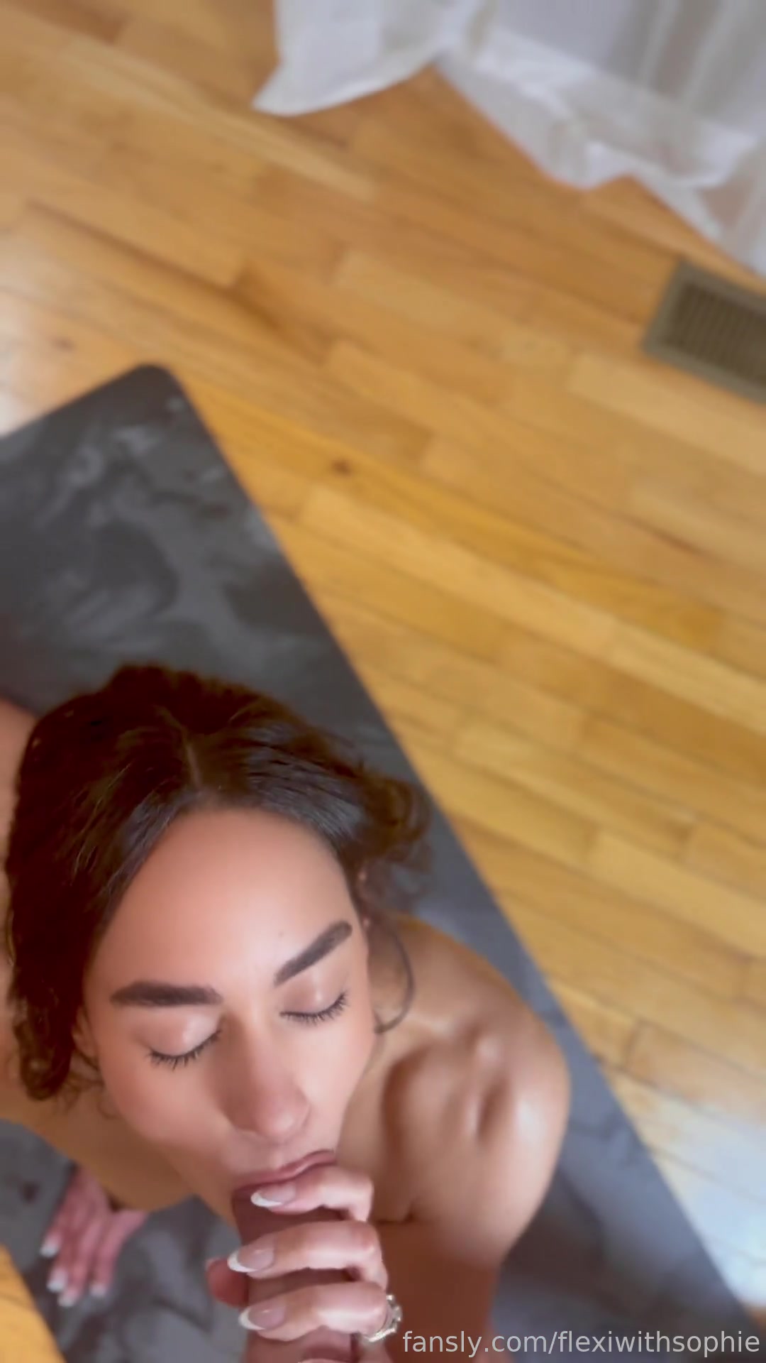 I'm so flexible I can suck your cock just like this